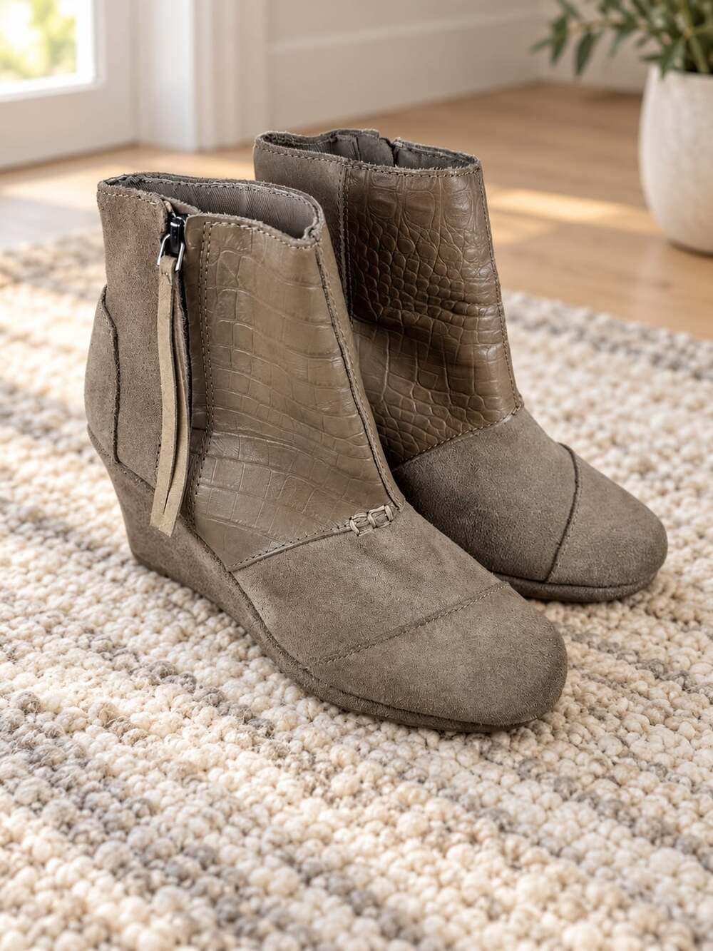 TOMS Desert Wedge High Booties Taupe Suede Croc Embossed Zip Women’s 6